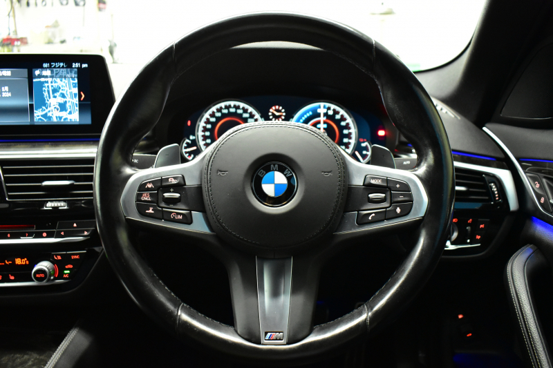 BMW 5シリーズ 530e Mｽﾎﾟｰﾂ PHEV ﾃﾞﾋﾞｭｰP ｿﾌﾄｸﾛｰｽﾞﾄﾞｱ 全席ﾋｰﾀｰ付黒革 LEDﾍｯﾄﾞﾗｲﾄ 追従ACC HUD ｼﾞｪｽﾁｬｰｺﾝﾄﾛｰﾙ 車線変更&逸脱警告 衝突軽減B ﾀｯﾁﾊﾟﾈﾙ対応iﾄﾞﾗｲﾌﾞHDDﾅﾋﾞﾌﾙｾｸﾞ 3Dﾋﾞｭｰ全周囲ｶﾒﾗ 液晶ﾒｰﾀｰ 電動ﾄﾗﾝｸ  KW車高調 19AW 2年保証