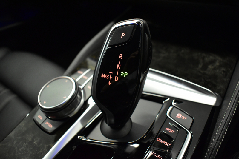 BMW 5シリーズ 530e Mｽﾎﾟｰﾂ PHEV ﾃﾞﾋﾞｭｰP ｿﾌﾄｸﾛｰｽﾞﾄﾞｱ 全席ﾋｰﾀｰ付黒革 LEDﾍｯﾄﾞﾗｲﾄ 追従ACC HUD ｼﾞｪｽﾁｬｰｺﾝﾄﾛｰﾙ 車線変更&逸脱警告 衝突軽減B ﾀｯﾁﾊﾟﾈﾙ対応iﾄﾞﾗｲﾌﾞHDDﾅﾋﾞﾌﾙｾｸﾞ 3Dﾋﾞｭｰ全周囲ｶﾒﾗ 液晶ﾒｰﾀｰ 電動ﾄﾗﾝｸ  KW車高調 19AW 2年保証