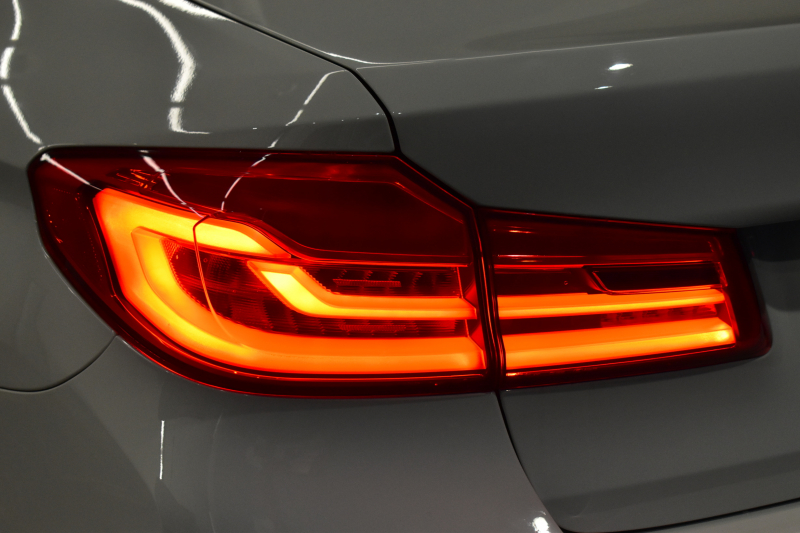 BMW 5シリーズ 530e Mｽﾎﾟｰﾂ PHEV ﾃﾞﾋﾞｭｰP ｿﾌﾄｸﾛｰｽﾞﾄﾞｱ 全席ﾋｰﾀｰ付黒革 LEDﾍｯﾄﾞﾗｲﾄ 追従ACC HUD ｼﾞｪｽﾁｬｰｺﾝﾄﾛｰﾙ 車線変更&逸脱警告 衝突軽減B ﾀｯﾁﾊﾟﾈﾙ対応iﾄﾞﾗｲﾌﾞHDDﾅﾋﾞﾌﾙｾｸﾞ 3Dﾋﾞｭｰ全周囲ｶﾒﾗ 液晶ﾒｰﾀｰ 電動ﾄﾗﾝｸ  KW車高調 19AW 2年保証