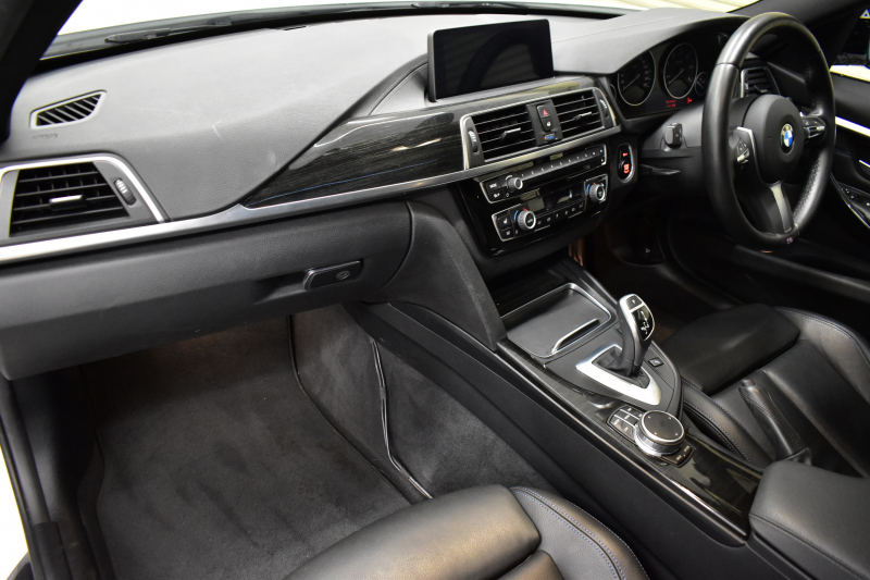 BMW 3シリーズ 320dﾂｰﾘﾝｸﾞ Mｽﾎﾟｰﾂ  LCI後期 8Cｴﾝｼﾞﾝ ﾊﾟﾉﾗﾏｻﾝﾙｰﾌ ﾋｰﾀｰ付黒革 LEDﾍｯﾄﾞﾗｲﾄ&ﾃｰﾙ 追従ACC 車線変更&逸脱&歩行者警告 衝突軽減ﾌﾞﾚｰｷ 18AW ﾀｯﾁﾊﾟｯﾄﾞ式iﾄﾞﾗｲﾌﾞHDDﾅﾋﾞ Bｶﾒﾗ前後PDC 電動Rｹﾞｰﾄ 2年保証