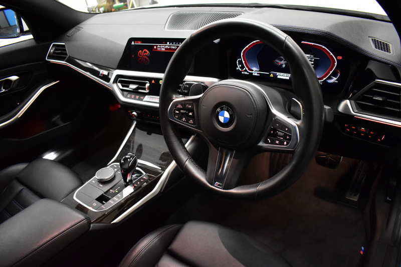 BMW 3シリーズ 320i Mｽﾎﾟｰﾂ ﾃﾞﾋﾞｭｰ&ｺﾝﾌｫｰﾄP ﾋｰﾀｰ付ﾌﾞﾗｯｸﾚｻﾞｰ ｵﾌﾟｼｮﾝ19AW 全周囲ｶﾒﾗ ﾀｯﾁﾊﾟﾈﾙﾅﾋﾞ ﾌﾙｾｸﾞTV ｱｯﾌﾟﾙｶｰﾌﾟﾚｲ 追従ACC LEDﾍｯﾄﾞﾗｲﾄ 電動ﾄﾗﾝｸ 側面衝突&車線変更&逸脱&歩行者警告 液晶ﾒｰﾀｰ 後退ｱｼｽﾄ Pｱｼｽﾄ 2年保証