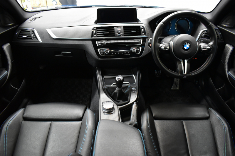 BMW Mシリーズ M2 6速MT LCI後期 ﾋｰﾀｰ付黒革 ｱﾀﾞﾌﾟﾃｨﾌﾞﾍｷｻｺﾞﾅﾙLEDﾍｯﾄﾞﾗｲﾄ&ﾃｰﾙ  ﾀｯﾁﾊﾟﾈﾙHDDﾅﾋﾞ Bｶﾒﾗ Scan-Speak社製ｽﾋﾟｰｶｰ/Studie Sound System 19AW 車線逸脱&歩行者警告 衝突軽減 ｶｰﾎﾞﾝｲﾝﾃﾘｱ  ﾌﾞﾗｯｸｸﾞﾘﾙ iｽﾄｯﾌﾟ ｽﾏｰﾄｷｰ 2年保証