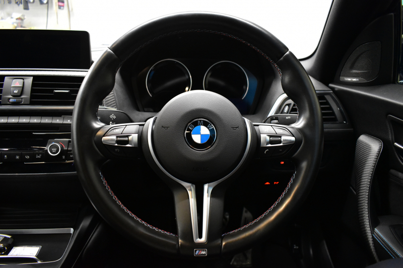 BMW Mシリーズ M2 6速MT LCI後期 ﾋｰﾀｰ付黒革 ｱﾀﾞﾌﾟﾃｨﾌﾞﾍｷｻｺﾞﾅﾙLEDﾍｯﾄﾞﾗｲﾄ&ﾃｰﾙ  ﾀｯﾁﾊﾟﾈﾙHDDﾅﾋﾞ Bｶﾒﾗ Scan-Speak社製ｽﾋﾟｰｶｰ/Studie Sound System 19AW 車線逸脱&歩行者警告 衝突軽減 ｶｰﾎﾞﾝｲﾝﾃﾘｱ  ﾌﾞﾗｯｸｸﾞﾘﾙ iｽﾄｯﾌﾟ ｽﾏｰﾄｷｰ 2年保証