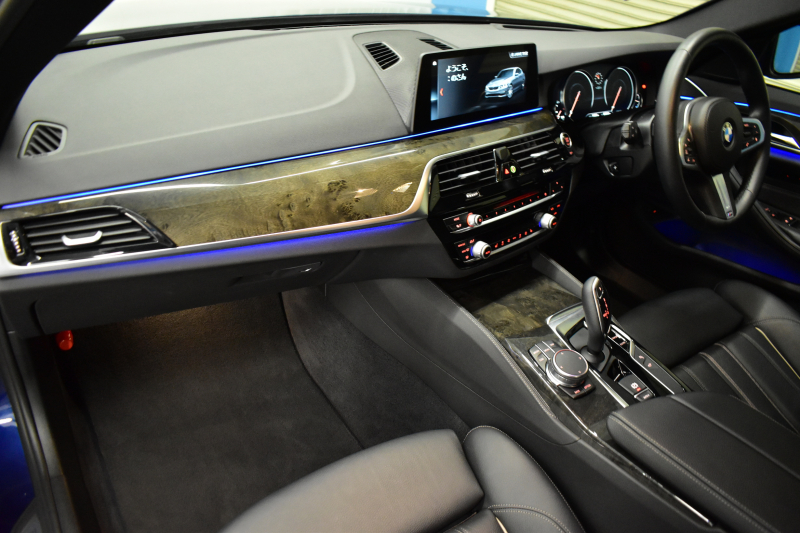 BMW 5シリーズ 530i Mｽﾎﾟｰﾂ ﾊｲﾗｲﾝ&ｲﾉﾍﾞｰｼｮﾝP  全席ﾋｰﾀｰﾌﾞﾗｯｸ革 LEDﾍｯﾄﾞﾗｲﾄ 追従ACC HUD ﾘﾓｰﾄP 液晶ﾒｰﾀｰﾊﾟﾈﾙ 車線変更&逸脱警告 衝突軽減B ｼﾞｪｽﾁｬｰC対応ﾀｯﾁﾊﾟﾈﾙiﾄﾞﾗｲﾌﾞHDDﾅﾋﾞﾌﾙｾｸﾞ 3Dﾋﾞｭｰ Bｶﾒﾗ 電動ﾄﾗﾝｸ 2年保証