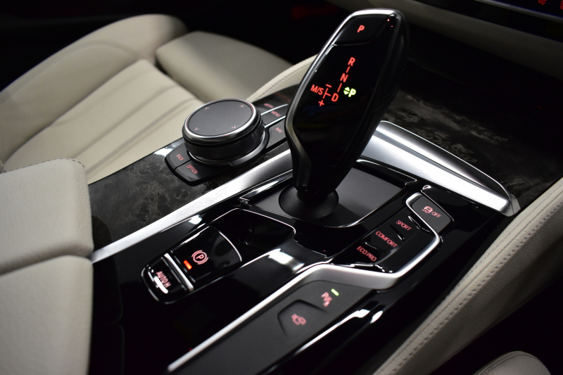 BMW 5シリーズ 530i Mｽﾎﾟｰﾂ 高出力ﾓﾃﾞﾙ ﾃﾞﾋﾞｭｰP ﾊｲﾗｲﾝP 全席ﾋｰﾀｰ付ｱｲﾎﾞﾘｰ革 ｿﾌﾄｸﾛｰｽﾞﾄﾞｱ HUD LEDﾍｯﾄﾞﾗｲﾄ 追従ACC 車線変更警告 Pｱｼｽﾄ 液晶ﾒｰﾀｰ ﾀｯﾁﾊﾟﾈﾙ対応iﾄﾞﾗｲﾌﾞHDDﾅﾋﾞﾌﾙｾｸﾞ ｼﾞｪｽﾁｬｰ 3Dﾋﾞｭｰ Bｶﾒﾗ 電動ﾄﾗﾝｸ 2年保証