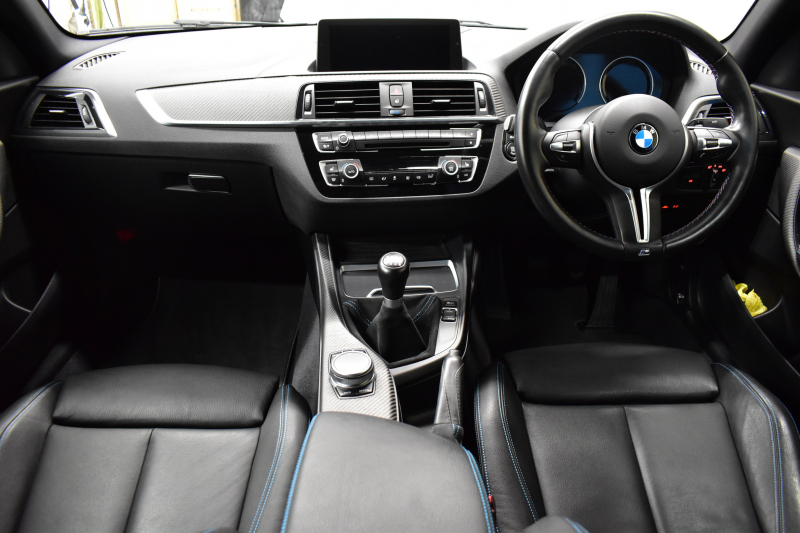 BMW Mシリーズ M2 6速MT LCI後期 ﾋｰﾀｰ付黒革 ｱﾀﾞﾌﾟﾃｨﾌﾞﾍｷｻｺﾞﾅﾙLEDﾍｯﾄﾞﾗｲﾄ&ﾃｰﾙ  ﾀｯﾁﾊﾟﾈﾙHDDﾅﾋﾞ Bｶﾒﾗ ﾘｱPDC 19AW 車線逸脱&歩行者警告 衝突軽減ﾌﾞﾚｰｷ ｶｰﾎﾞﾝｲﾝﾃﾘｱ  ﾌﾞﾗｯｸｸﾞﾘﾙ iｽﾄｯﾌﾟ ｽﾏｰﾄｷｰ 2年保証