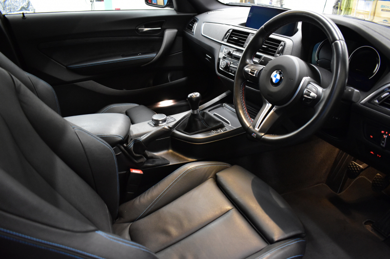 BMW Mシリーズ M2 6速MT LCI後期 ﾋｰﾀｰ付黒革 ｱﾀﾞﾌﾟﾃｨﾌﾞﾍｷｻｺﾞﾅﾙLEDﾍｯﾄﾞﾗｲﾄ&ﾃｰﾙ  ﾀｯﾁﾊﾟﾈﾙHDDﾅﾋﾞ Bｶﾒﾗ ﾘｱPDC 19AW 車線逸脱&歩行者警告 衝突軽減ﾌﾞﾚｰｷ ｶｰﾎﾞﾝｲﾝﾃﾘｱ  ﾌﾞﾗｯｸｸﾞﾘﾙ iｽﾄｯﾌﾟ ｽﾏｰﾄｷｰ 2年保証