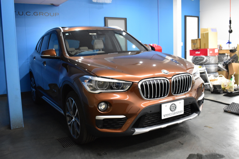 BMW X1 Xdrive25i Xﾗｲﾝ 4WD ﾊﾟﾉﾗﾏSR ﾊｲﾗｲﾝ&ｺﾝﾌｫｰﾄP 追従ACC ﾋｰﾀｰ付電動白革 ﾀｯﾁﾊﾟｯﾄﾞﾅﾋﾞBｶﾒﾗ Pｱｼｽﾄ前後PDC 衝突軽減B 車線逸脱&歩行者警告 電動Rｹﾞｰﾄ ｳｯﾄﾞｲﾝﾃﾘｱ ﾄﾞﾗﾊﾟﾌｫ 19AW 2年保証