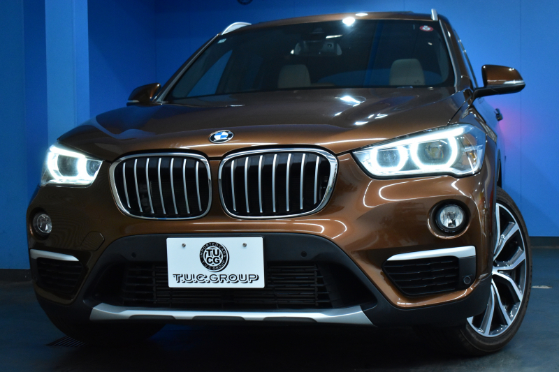 BMW X1 Xdrive25i Xﾗｲﾝ 4WD ﾊﾟﾉﾗﾏSR ﾊｲﾗｲﾝ&ｺﾝﾌｫｰﾄP 追従ACC ﾋｰﾀｰ付電動白革 ﾀｯﾁﾊﾟｯﾄﾞﾅﾋﾞBｶﾒﾗ Pｱｼｽﾄ前後PDC 衝突軽減B 車線逸脱&歩行者警告 電動Rｹﾞｰﾄ ｳｯﾄﾞｲﾝﾃﾘｱ ﾄﾞﾗﾊﾟﾌｫ 19AW 2年保証