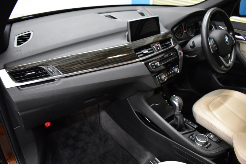 BMW X1 Xdrive25i Xﾗｲﾝ 4WD ﾊﾟﾉﾗﾏSR ﾊｲﾗｲﾝ&ｺﾝﾌｫｰﾄP 追従ACC ﾋｰﾀｰ付電動白革 ﾀｯﾁﾊﾟｯﾄﾞﾅﾋﾞBｶﾒﾗ Pｱｼｽﾄ前後PDC 衝突軽減B 車線逸脱&歩行者警告 電動Rｹﾞｰﾄ ｳｯﾄﾞｲﾝﾃﾘｱ ﾄﾞﾗﾊﾟﾌｫ 19AW 2年保証