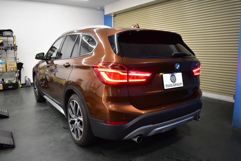 BMW X1 Xdrive25i Xﾗｲﾝ 4WD ﾊﾟﾉﾗﾏSR ﾊｲﾗｲﾝ&ｺﾝﾌｫｰﾄP 追従ACC ﾋｰﾀｰ付電動白革 ﾀｯﾁﾊﾟｯﾄﾞﾅﾋﾞBｶﾒﾗ Pｱｼｽﾄ前後PDC 衝突軽減B 車線逸脱&歩行者警告 電動Rｹﾞｰﾄ ｳｯﾄﾞｲﾝﾃﾘｱ ﾄﾞﾗﾊﾟﾌｫ 19AW 2年保証