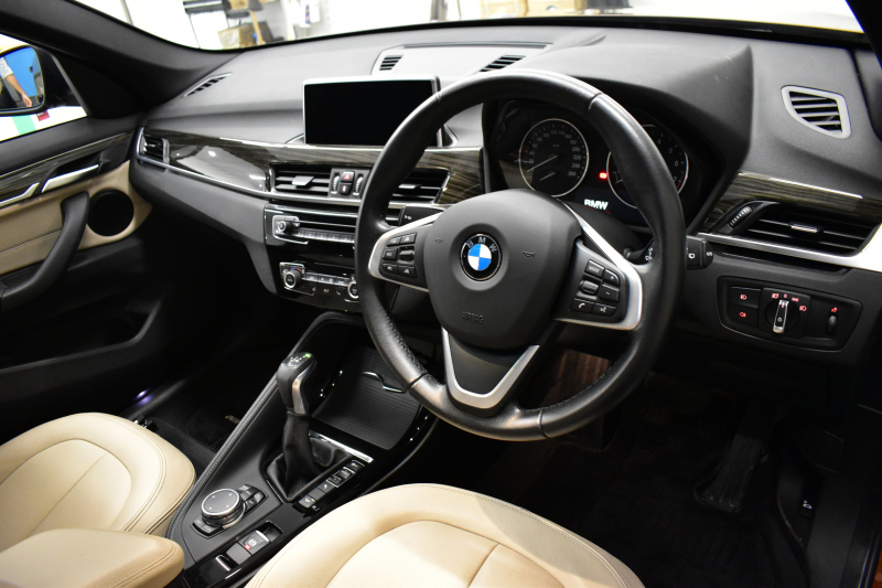 BMW X1 Xdrive25i Xﾗｲﾝ 4WD ﾊﾟﾉﾗﾏSR ﾊｲﾗｲﾝ&ｺﾝﾌｫｰﾄP 追従ACC ﾋｰﾀｰ付電動白革 ﾀｯﾁﾊﾟｯﾄﾞﾅﾋﾞBｶﾒﾗ Pｱｼｽﾄ前後PDC 衝突軽減B 車線逸脱&歩行者警告 電動Rｹﾞｰﾄ ｳｯﾄﾞｲﾝﾃﾘｱ ﾄﾞﾗﾊﾟﾌｫ 19AW 2年保証