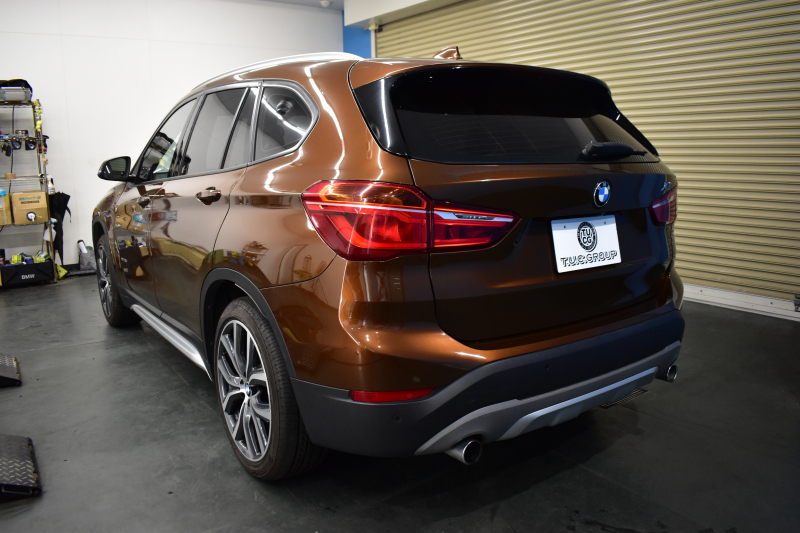BMW X1 Xdrive25i Xﾗｲﾝ 4WD ﾊﾟﾉﾗﾏSR ﾊｲﾗｲﾝ&ｺﾝﾌｫｰﾄP 追従ACC ﾋｰﾀｰ付電動白革 ﾀｯﾁﾊﾟｯﾄﾞﾅﾋﾞBｶﾒﾗ Pｱｼｽﾄ前後PDC 衝突軽減B 車線逸脱&歩行者警告 電動Rｹﾞｰﾄ ｳｯﾄﾞｲﾝﾃﾘｱ ﾄﾞﾗﾊﾟﾌｫ 19AW 2年保証