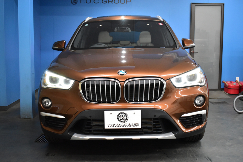 BMW X1 Xdrive25i Xﾗｲﾝ 4WD ﾊﾟﾉﾗﾏSR ﾊｲﾗｲﾝ&ｺﾝﾌｫｰﾄP 追従ACC ﾋｰﾀｰ付電動白革 ﾀｯﾁﾊﾟｯﾄﾞﾅﾋﾞBｶﾒﾗ Pｱｼｽﾄ前後PDC 衝突軽減B 車線逸脱&歩行者警告 電動Rｹﾞｰﾄ ｳｯﾄﾞｲﾝﾃﾘｱ ﾄﾞﾗﾊﾟﾌｫ 19AW 2年保証