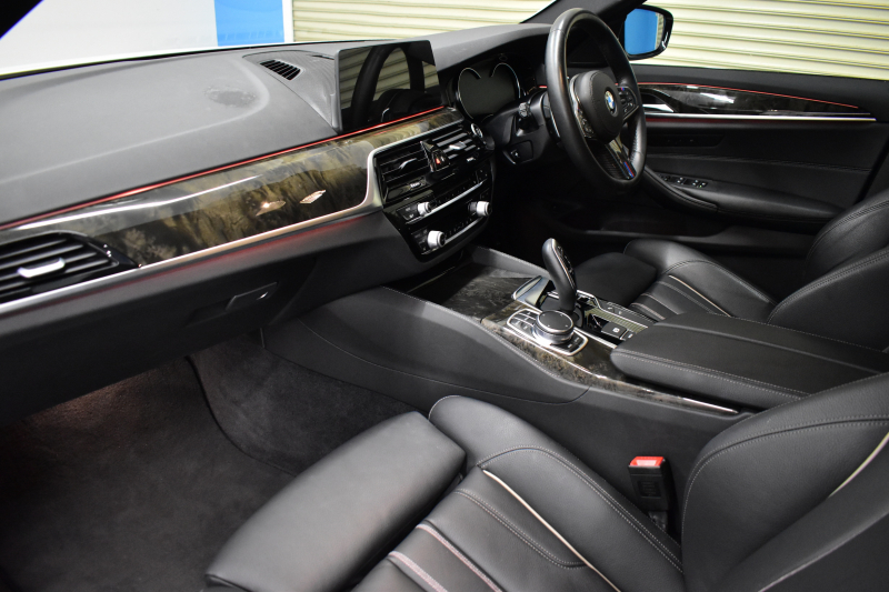 BMW 5シリーズ 523i Mｽﾎﾟｰﾂ ﾊｲﾗｲﾝP 全席ﾋｰﾀｰ付黒革 LEDﾍｯﾄﾞﾗｲﾄ 追従ACC 車線変更&逸脱警告 衝突軽減B ﾀｯﾁﾊﾟﾈﾙ対応iﾄﾞﾗｲﾌﾞHDDﾅﾋﾞﾌﾙｾｸﾞ 全周囲ｶﾒﾗ3Dﾋﾞｭｰ Bｶﾒﾗ 液晶ﾒｰﾀｰﾊﾟﾈﾙ 電動ﾄﾗﾝｸ 19AW 2年保証