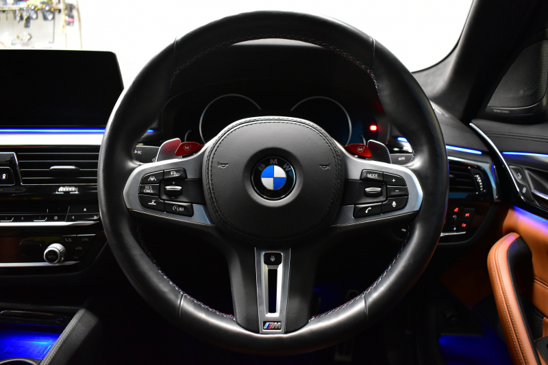 BMW Mシリーズ M5 V8ﾂｲﾝﾀｰﾎﾞ600馬力 MxDrive（4WD//2WD切替可）1ｵｰﾅｰ ｺﾝﾌｫｰﾄP  全席ﾋｰﾀｰ&前席ﾍﾞﾝﾁﾚｰｼｮﾝ&ﾏｯｻｰｼﾞ付ﾌﾞﾗｳﾝ&ﾌﾞﾗｯｸﾚｻﾞｰ ｽﾃｱﾘﾝｸﾞﾋｰﾀｰ ｱﾝﾋﾞｴﾝﾄｴｱP ﾀﾞｰｸｶｰﾎﾞﾝｲﾝﾃﾘｱ 追従ACC LCW LEDﾍｯﾄﾞﾗｲﾄ HUD 液晶ﾒｰﾀｰ 3Dﾋﾞｭｰ 20AW 2年保証