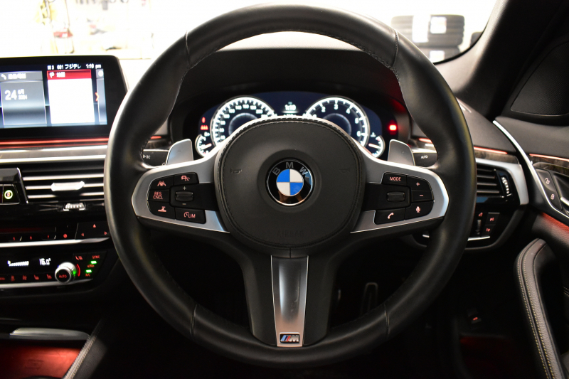 BMW 5シリーズ 530i Mｽﾎﾟｰﾂ 高出力ﾓﾃﾞﾙ ｲﾉﾍﾞｰｼｮﾝ&ｺﾝﾌｫｰﾄ&ﾊｲﾗｲﾝP 全席ﾋｰﾀｰ付黒革 前席ﾏｯｻｰｼﾞ&ﾍﾞﾝﾁﾚｰﾀｰ ｿﾌﾄｸﾛｰｽﾞﾄﾞｱ HUD LEDﾍｯﾄﾞﾗｲﾄ ACC LCW 液晶ﾒｰﾀｰ ﾀｯﾁﾊﾟﾈﾙ対応iﾄﾞﾗｲﾌﾞHDDﾅﾋﾞﾌﾙｾｸﾞ ｼﾞｪｽﾁｬｰ 3Dﾋﾞｭｰ 電動ﾄﾗﾝｸ ﾘﾓｰﾄP 2年保証