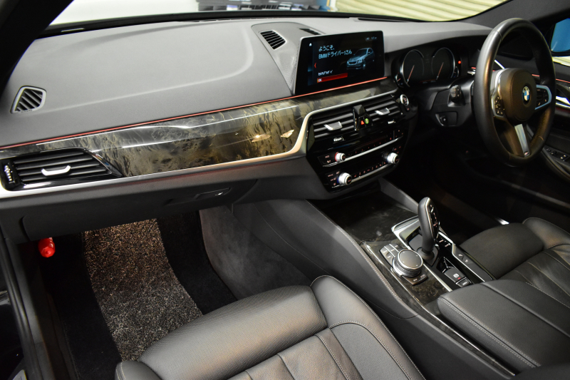 BMW 5シリーズ 530i Mｽﾎﾟｰﾂ 高出力ﾓﾃﾞﾙ ｲﾉﾍﾞｰｼｮﾝ&ｺﾝﾌｫｰﾄ&ﾊｲﾗｲﾝP 全席ﾋｰﾀｰ付黒革 前席ﾏｯｻｰｼﾞ&ﾍﾞﾝﾁﾚｰﾀｰ ｿﾌﾄｸﾛｰｽﾞﾄﾞｱ HUD LEDﾍｯﾄﾞﾗｲﾄ ACC LCW 液晶ﾒｰﾀｰ ﾀｯﾁﾊﾟﾈﾙ対応iﾄﾞﾗｲﾌﾞHDDﾅﾋﾞﾌﾙｾｸﾞ ｼﾞｪｽﾁｬｰ 3Dﾋﾞｭｰ 電動ﾄﾗﾝｸ ﾘﾓｰﾄP 2年保証