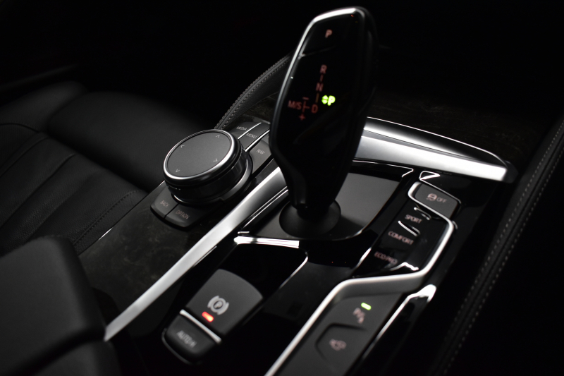 BMW 5シリーズ 530i Mｽﾎﾟｰﾂ 高出力ﾓﾃﾞﾙ ｲﾉﾍﾞｰｼｮﾝ&ｺﾝﾌｫｰﾄ&ﾊｲﾗｲﾝP 全席ﾋｰﾀｰ付黒革 前席ﾏｯｻｰｼﾞ&ﾍﾞﾝﾁﾚｰﾀｰ ｿﾌﾄｸﾛｰｽﾞﾄﾞｱ HUD LEDﾍｯﾄﾞﾗｲﾄ ACC LCW 液晶ﾒｰﾀｰ ﾀｯﾁﾊﾟﾈﾙ対応iﾄﾞﾗｲﾌﾞHDDﾅﾋﾞﾌﾙｾｸﾞ ｼﾞｪｽﾁｬｰ 3Dﾋﾞｭｰ 電動ﾄﾗﾝｸ ﾘﾓｰﾄP 2年保証