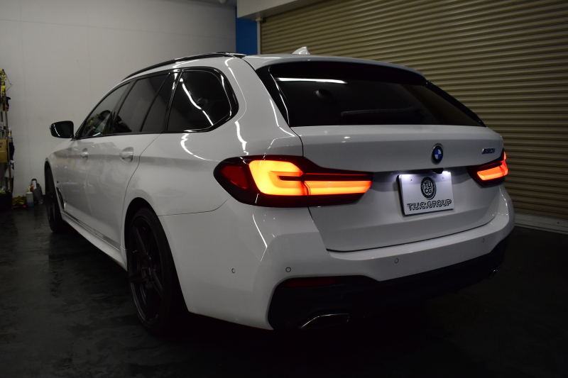 BMW 5シリーズ 530i ﾂｰﾘﾝｸﾞ Mｽﾎﾟｰﾂ LCI後期 ｴｸｽｸﾙｰｼﾌﾞﾅｯﾊﾟﾚｻﾞｰP 全席ﾋｰﾀｰ&前席ﾍﾞﾝﾁﾚｰｼｮﾝ付ｴｸｽｸﾙｰｼﾌﾞﾅｯﾊﾟ黒革 新ﾃﾞｻﾞｲﾝLEDﾍｯﾄﾞﾗｲﾄ ACｼｭﾆｯﾂｧｰ20AW CPMﾛｱﾚｲﾝﾌｫｰｽﾒﾝﾄ 可変ｻｽﾍﾟﾝｼｮﾝ ﾗｲﾌﾞｺｸﾋﾟｯﾄ ACC HUD LCW TV3Dﾋﾞｭｰ 2年保証