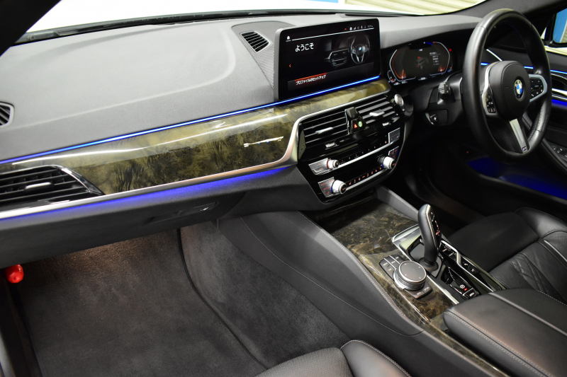 BMW 5シリーズ 530i ﾂｰﾘﾝｸﾞ Mｽﾎﾟｰﾂ LCI後期 ｴｸｽｸﾙｰｼﾌﾞﾅｯﾊﾟﾚｻﾞｰP 全席ﾋｰﾀｰ&前席ﾍﾞﾝﾁﾚｰｼｮﾝ付ｴｸｽｸﾙｰｼﾌﾞﾅｯﾊﾟ黒革 新ﾃﾞｻﾞｲﾝLEDﾍｯﾄﾞﾗｲﾄ ACｼｭﾆｯﾂｧｰ20AW CPMﾛｱﾚｲﾝﾌｫｰｽﾒﾝﾄ 可変ｻｽﾍﾟﾝｼｮﾝ ﾗｲﾌﾞｺｸﾋﾟｯﾄ ACC HUD LCW TV3Dﾋﾞｭｰ 2年保証