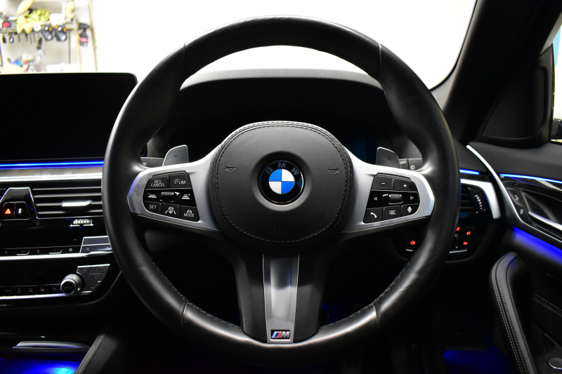 BMW 5シリーズ 530i ﾂｰﾘﾝｸﾞ Mｽﾎﾟｰﾂ LCI後期 ｴｸｽｸﾙｰｼﾌﾞﾅｯﾊﾟﾚｻﾞｰP 全席ﾋｰﾀｰ&前席ﾍﾞﾝﾁﾚｰｼｮﾝ付ｴｸｽｸﾙｰｼﾌﾞﾅｯﾊﾟ黒革 新ﾃﾞｻﾞｲﾝLEDﾍｯﾄﾞﾗｲﾄ ACｼｭﾆｯﾂｧｰ20AW CPMﾛｱﾚｲﾝﾌｫｰｽﾒﾝﾄ 可変ｻｽﾍﾟﾝｼｮﾝ ﾗｲﾌﾞｺｸﾋﾟｯﾄ ACC HUD LCW TV3Dﾋﾞｭｰ 2年保証