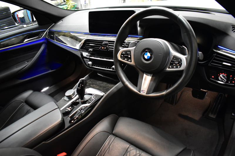 BMW 5シリーズ 530i ﾂｰﾘﾝｸﾞ Mｽﾎﾟｰﾂ LCI後期 ｴｸｽｸﾙｰｼﾌﾞﾅｯﾊﾟﾚｻﾞｰP 全席ﾋｰﾀｰ&前席ﾍﾞﾝﾁﾚｰｼｮﾝ付ｴｸｽｸﾙｰｼﾌﾞﾅｯﾊﾟ黒革 新ﾃﾞｻﾞｲﾝLEDﾍｯﾄﾞﾗｲﾄ ACｼｭﾆｯﾂｧｰ20AW CPMﾛｱﾚｲﾝﾌｫｰｽﾒﾝﾄ 可変ｻｽﾍﾟﾝｼｮﾝ ﾗｲﾌﾞｺｸﾋﾟｯﾄ ACC HUD LCW TV3Dﾋﾞｭｰ 2年保証