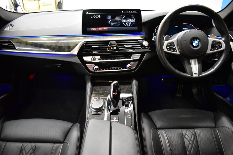 BMW 5シリーズ 530i ﾂｰﾘﾝｸﾞ Mｽﾎﾟｰﾂ LCI後期 ｴｸｽｸﾙｰｼﾌﾞﾅｯﾊﾟﾚｻﾞｰP 全席ﾋｰﾀｰ&前席ﾍﾞﾝﾁﾚｰｼｮﾝ付ｴｸｽｸﾙｰｼﾌﾞﾅｯﾊﾟ黒革 新ﾃﾞｻﾞｲﾝLEDﾍｯﾄﾞﾗｲﾄ ACｼｭﾆｯﾂｧｰ20AW CPMﾛｱﾚｲﾝﾌｫｰｽﾒﾝﾄ 可変ｻｽﾍﾟﾝｼｮﾝ ﾗｲﾌﾞｺｸﾋﾟｯﾄ ACC HUD LCW TV3Dﾋﾞｭｰ 2年保証