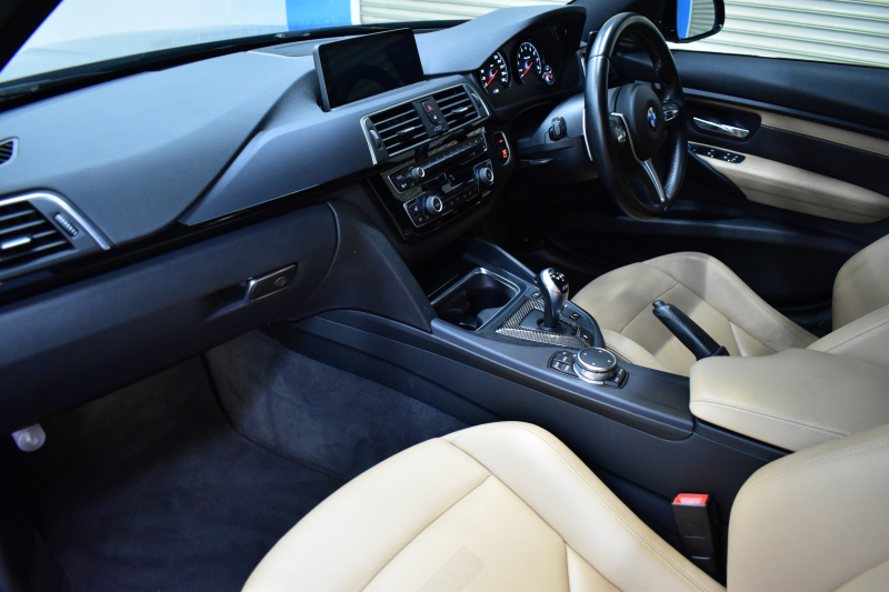 BMW Mシリーズ M3 MDCT  ｲﾝﾃﾞｨﾋﾞｼﾞｭｱﾙｶﾗｰ｢ｱｽﾞﾗｲﾄﾌﾞﾗｯｸ｣ ｵﾌﾟｼｮﾝ可変Mｻｽ Mﾊﾟﾌｫｽｽﾌﾟﾘﾝｸﾞ  LEDﾍｯﾄﾞﾗｲﾄ ＆ﾃｰﾙ 7速DCT ﾋｰﾀｰ付ｿﾉﾏﾍﾞｰｼﾞｭ革 HUD ｵﾌﾟｼｮﾝ19AW 車線逸脱&歩行者警告 ｶｰﾎﾞﾝR ﾌﾙｾｸﾞ Bｶﾒﾗ ﾊｰﾏﾝｶｰﾄﾞﾝ ｶｰﾎﾞﾝFﾘｯﾌﾟ 2年保証