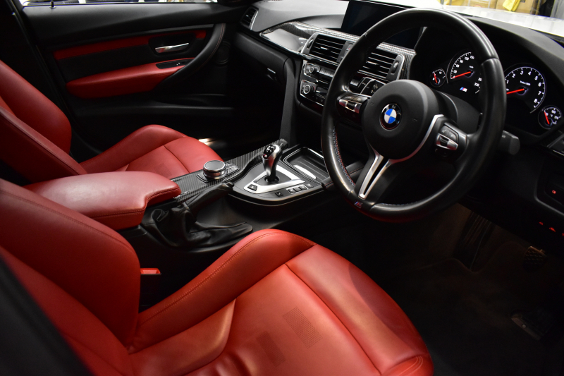 BMW Mシリーズ M3ｾﾀﾞﾝ 後期 MDCT  ｱﾀﾞﾌﾟﾃｨﾌﾞﾍｷｻｺﾞﾅﾙLEDﾍｯﾄﾞﾗｲﾄ ﾋｰﾀｰ付赤革 ｶｰﾎﾞﾝﾙｰﾌ&ｲﾝﾃﾘｱ ﾀｯﾁﾊﾟﾈﾙﾅﾋﾞﾊｰﾏﾝｶｰﾄﾞﾝ  ﾌﾙｾｸﾞBｶﾒﾗ前後PDC HUD 7速DCT ｵﾌﾟｼｮﾝ19AW 衝突軽減ﾌﾞﾚｰｷ 車線変更&車線逸脱&歩行者警告 2年保証