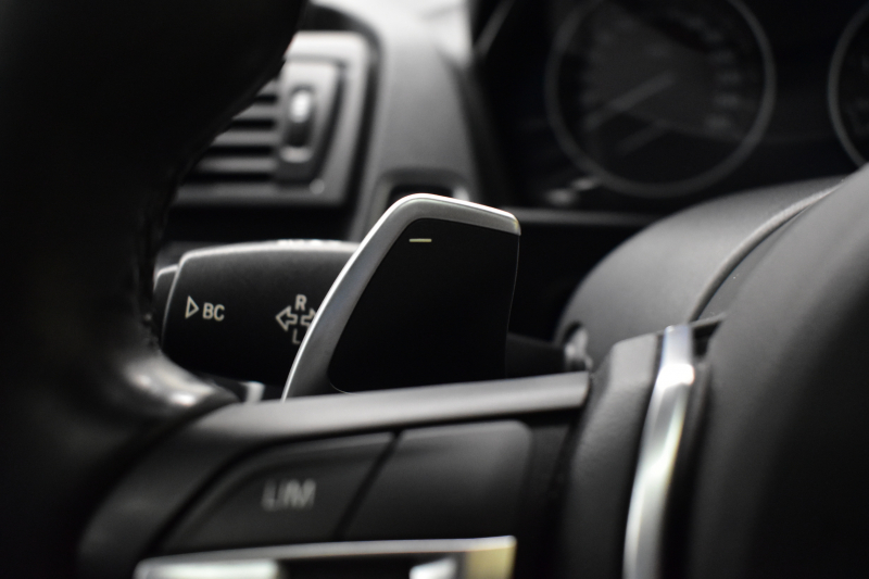 BMW 2シリーズ M235i 8速AT 直6ﾀｰﾎﾞ 326馬力 ｻﾝﾙｰﾌ ﾋｰﾀｰ付黒革 社外ﾌﾙｾｸﾞ ﾀｯﾁﾊﾟｯﾄﾞ式iﾄﾞﾗｲﾌﾞHDDﾅﾋﾞBｶﾒﾗ ｱﾀﾞﾌﾟﾃｨﾌﾞMｻｽ 大型ﾌﾞﾚｰｷｼｽﾃﾑ 車線逸脱&歩行者警告 衝突軽減ﾌﾞﾚｰｷ 2年保証