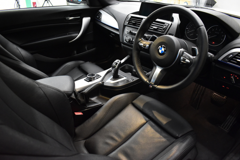 BMW 2シリーズ M235i 8速AT 直6ﾀｰﾎﾞ 326馬力 ｻﾝﾙｰﾌ ﾋｰﾀｰ付黒革 社外ﾌﾙｾｸﾞ ﾀｯﾁﾊﾟｯﾄﾞ式iﾄﾞﾗｲﾌﾞHDDﾅﾋﾞBｶﾒﾗ ｱﾀﾞﾌﾟﾃｨﾌﾞMｻｽ 大型ﾌﾞﾚｰｷｼｽﾃﾑ 車線逸脱&歩行者警告 衝突軽減ﾌﾞﾚｰｷ 2年保証