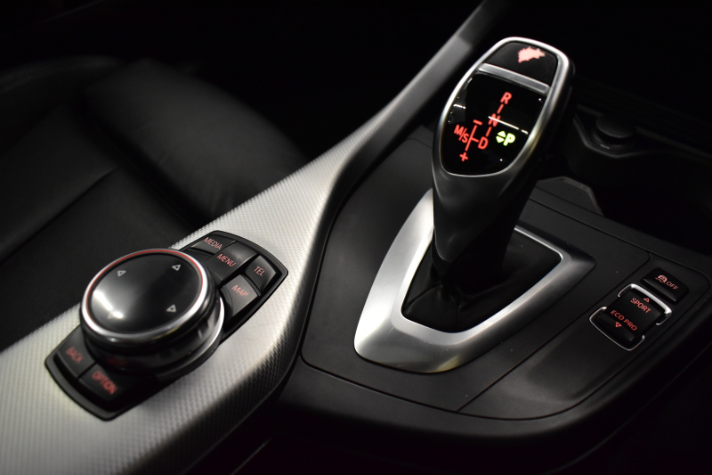 BMW 2シリーズ M235i 8速AT 直6ﾀｰﾎﾞ 326馬力 ｻﾝﾙｰﾌ ﾋｰﾀｰ付黒革 社外ﾌﾙｾｸﾞ ﾀｯﾁﾊﾟｯﾄﾞ式iﾄﾞﾗｲﾌﾞHDDﾅﾋﾞBｶﾒﾗ ｱﾀﾞﾌﾟﾃｨﾌﾞMｻｽ 大型ﾌﾞﾚｰｷｼｽﾃﾑ 車線逸脱&歩行者警告 衝突軽減ﾌﾞﾚｰｷ 2年保証