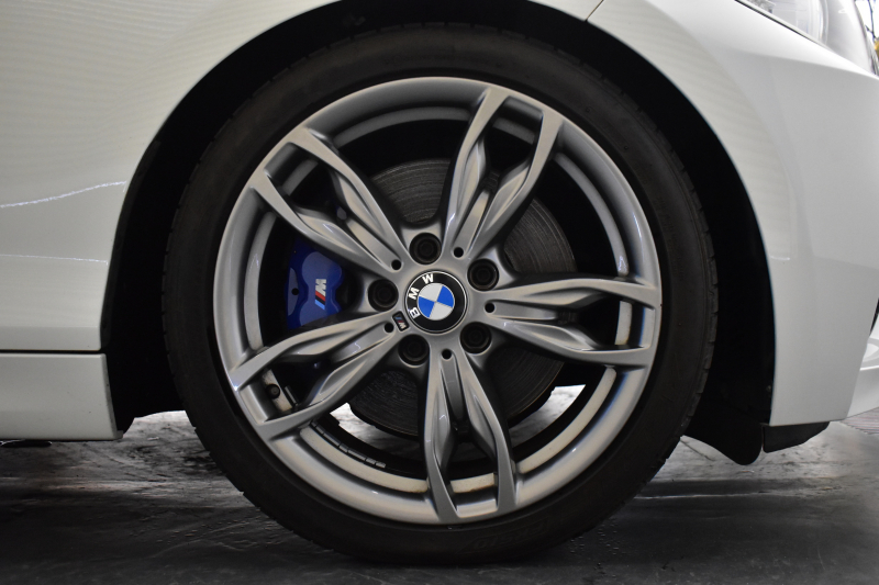 BMW 2シリーズ M235i 8速AT 直6ﾀｰﾎﾞ 326馬力 ｻﾝﾙｰﾌ ﾋｰﾀｰ付黒革 社外ﾌﾙｾｸﾞ ﾀｯﾁﾊﾟｯﾄﾞ式iﾄﾞﾗｲﾌﾞHDDﾅﾋﾞBｶﾒﾗ ｱﾀﾞﾌﾟﾃｨﾌﾞMｻｽ 大型ﾌﾞﾚｰｷｼｽﾃﾑ 車線逸脱&歩行者警告 衝突軽減ﾌﾞﾚｰｷ 2年保証