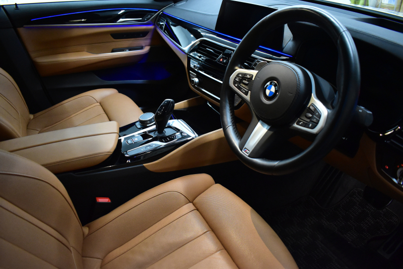 BMW 6シリーズ 630iｸﾞﾗﾝﾂｰﾘｽﾓ Mｽﾎﾟｰﾂ ｺﾝﾌｫｰﾄP ﾊﾟﾉﾗﾏSR ﾍｷｻｺﾞﾅﾙLEDﾍｯﾄﾞﾗｲﾄ  ACC ﾊｰﾏﾝｶｰﾄﾞﾝｻｳﾝﾄﾞ 全席ﾋｰﾀｰ前席ﾍﾞﾝﾁﾚｰｼｮﾝ&ﾏｯｻｰｼﾞ付茶革 HUD 衝突軽減ﾌﾞﾚｰｷ 車線変更 &逸脱&歩行者警告 ﾀｯﾁﾊﾟﾈﾙﾅﾋﾞ 3Dﾋﾞｭｰ 液晶ﾒｰﾀｰ  電動ﾄﾗﾝｸ 2年保証