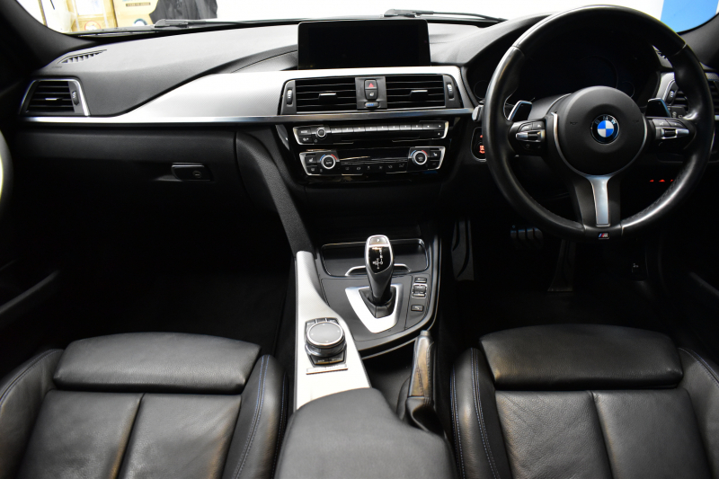 BMW 3シリーズ 320iﾂｰﾘﾝｸﾞ Mｽﾎﾟｰﾂｴﾃﾞｨｼｮﾝｼｬﾄﾞｰ LCI後期限定8Aｴﾝｼﾞﾝ ﾋｰﾀｰ付黒革 専用ﾀﾞｰｸLEDﾍｯﾄﾞﾗｲﾄ&ﾃｰﾙ 液晶ﾒｰﾀｰ 追従ACC ﾀｯﾁﾊﾟﾈﾙHDDﾅﾋﾞ 車線変更&逸脱&歩行者警告 衝突軽減ﾌﾞﾚｰｷ  19AW 電動Rｹﾞｰﾄ 前後PDC Bｶﾒﾗ  2年保証