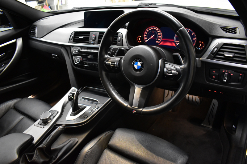 BMW 3シリーズ 320iﾂｰﾘﾝｸﾞ Mｽﾎﾟｰﾂｴﾃﾞｨｼｮﾝｼｬﾄﾞｰ LCI後期限定8Aｴﾝｼﾞﾝ ﾋｰﾀｰ付黒革 専用ﾀﾞｰｸLEDﾍｯﾄﾞﾗｲﾄ&ﾃｰﾙ 液晶ﾒｰﾀｰ 追従ACC ﾀｯﾁﾊﾟﾈﾙHDDﾅﾋﾞ 車線変更&逸脱&歩行者警告 衝突軽減ﾌﾞﾚｰｷ  19AW 電動Rｹﾞｰﾄ 前後PDC Bｶﾒﾗ  2年保証