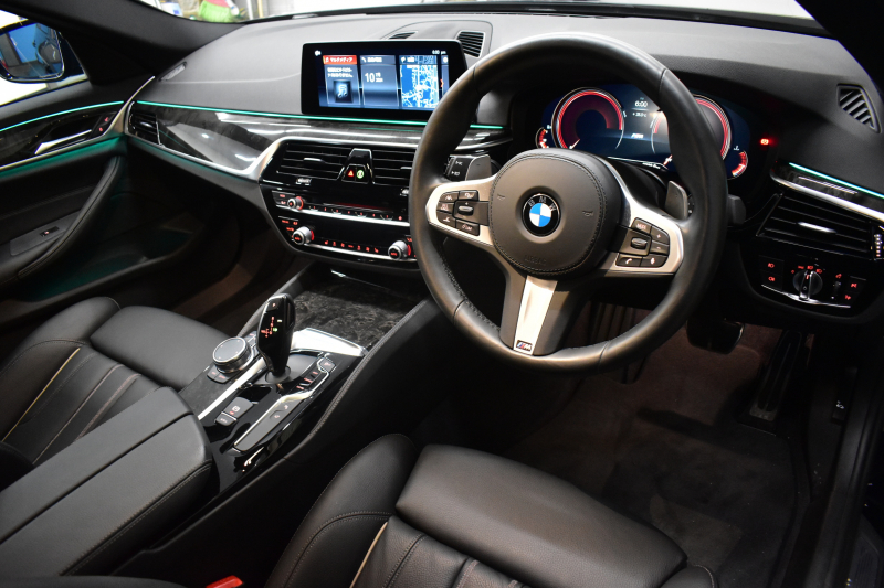 BMW 5シリーズ 530i Mｽﾎﾟｰﾂ ﾊｲﾗｲﾝP ｲﾝﾃﾞｨﾋﾞｼﾞｭｱﾙｶﾗ-ｱｽﾞﾗｲﾄﾌﾞﾗｯｸ  液晶ﾒｰﾀｰ  高出力ﾓﾃﾞﾙ  全席ﾋｰﾀｰ付黒革 LEDﾍｯﾄﾞﾗｲﾄ 追従ACC 車線変更警告 ﾀｯﾁﾊﾟﾈﾙ対応iﾄﾞﾗｲﾌﾞHDDﾅﾋﾞﾌﾙｾｸﾞ 全周囲ｶﾒﾗ3Dﾋﾞｭｰ ｽﾃｱﾘﾝｸﾞｻﾎﾟｰﾄ 2年保証