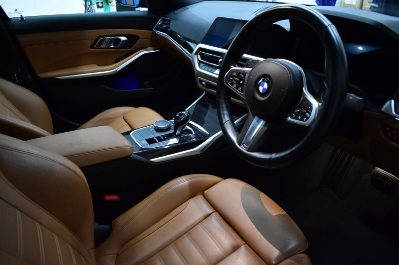 BMW 3シリーズ 320i Mｽﾎﾟｰﾂ 1ｵｰﾅｰ ｻﾝR ｲﾉﾍﾞｰｼｮﾝ&ﾊｲﾗｲﾝ&ｺﾝﾌｫｰﾄP ﾚｰｻﾞｰLEDﾗｲﾄ ﾋｰﾀｰ付ｺﾆｬｯｸ革 ACC HUD ﾊﾟｰｷﾝｸﾞｱｼｽﾄ ﾀｯﾁﾊﾟﾈﾙﾅﾋﾞ ｼﾞｪｽﾁｬｰｺﾝﾄﾛｰﾙ 電動ﾄﾗﾝｸ HiFiｽﾋﾟｰｶｰ ｳｯﾄﾞｲﾝﾃﾘｱ ｱｯﾌﾟﾙｶｰﾌﾟﾚｲ 18AW 2年保証