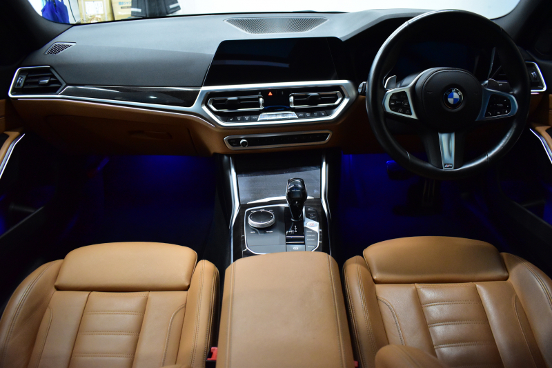 BMW 3シリーズ 320i Mｽﾎﾟｰﾂ 1ｵｰﾅｰ ｻﾝR ｲﾉﾍﾞｰｼｮﾝ&ﾊｲﾗｲﾝ&ｺﾝﾌｫｰﾄP ﾚｰｻﾞｰLEDﾗｲﾄ ﾋｰﾀｰ付ｺﾆｬｯｸ革 ACC HUD ﾊﾟｰｷﾝｸﾞｱｼｽﾄ ﾀｯﾁﾊﾟﾈﾙﾅﾋﾞ ｼﾞｪｽﾁｬｰｺﾝﾄﾛｰﾙ 電動ﾄﾗﾝｸ HiFiｽﾋﾟｰｶｰ ｳｯﾄﾞｲﾝﾃﾘｱ ｱｯﾌﾟﾙｶｰﾌﾟﾚｲ 18AW 2年保証