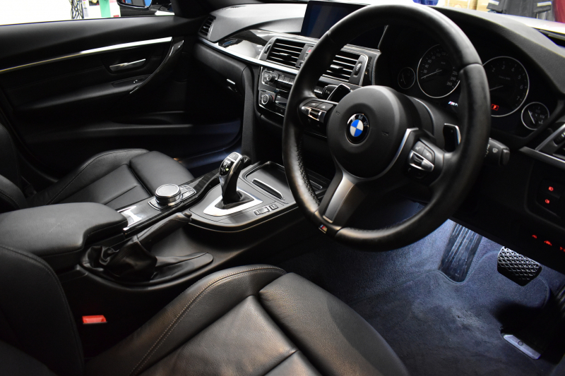 BMW 3シリーズ 320i Mｽﾎﾟｰﾂ LCI後期 8A型(B48B20A)ｴﾝｼﾞﾝ ﾋｰﾀｰ付電動ﾌﾞﾗｯｸﾚｻﾞｰｽﾎﾟｰﾂｼｰﾄ 追従ACC LEDﾍｯﾄﾞﾗｲﾄ&ﾃｰﾙ 19AW 車線変更&逸脱&歩行者警告 衝突軽減ﾌﾞﾚｰｷ ﾀｯﾁﾊﾟｯﾄﾞ式iﾄﾞﾗｲﾌﾞHDDﾅﾋﾞ Bｶﾒﾗ ﾘｱPDC ﾊﾟﾄﾞﾙ ｽﾏｰﾄｷｰ 2年保証