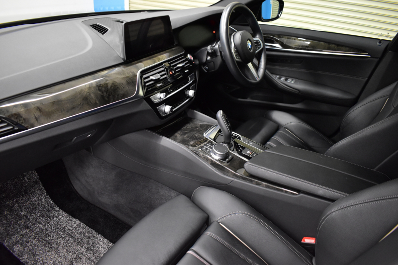 BMW 5シリーズ 523i Mｽﾎﾟｰﾂ 1ｵｰﾅｰ ﾊｲﾗｲﾝP 変更後全面液晶ﾒｰﾀｰﾊﾟﾈﾙ 全席ﾋｰﾀｰ付黒革 HUD LEDﾍｯﾄﾞﾗｲﾄ 追従ACC 車線変更&逸脱警告 衝突軽減B ﾀｯﾁﾊﾟﾈﾙ対応iﾄﾞﾗｲﾌﾞHDDﾅﾋﾞﾌﾙｾｸﾞ 全周囲ｶﾒﾗ3Dﾋﾞｭｰ 電動ﾄﾗﾝｸ 19AW 2年保証