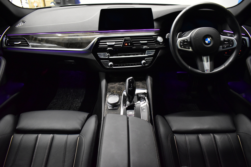 BMW 5シリーズ 523i Mｽﾎﾟｰﾂ 1ｵｰﾅｰ ﾊｲﾗｲﾝP 変更後全面液晶ﾒｰﾀｰﾊﾟﾈﾙ 全席ﾋｰﾀｰ付黒革 HUD LEDﾍｯﾄﾞﾗｲﾄ 追従ACC 車線変更&逸脱警告 衝突軽減B ﾀｯﾁﾊﾟﾈﾙ対応iﾄﾞﾗｲﾌﾞHDDﾅﾋﾞﾌﾙｾｸﾞ 全周囲ｶﾒﾗ3Dﾋﾞｭｰ 電動ﾄﾗﾝｸ 19AW 2年保証