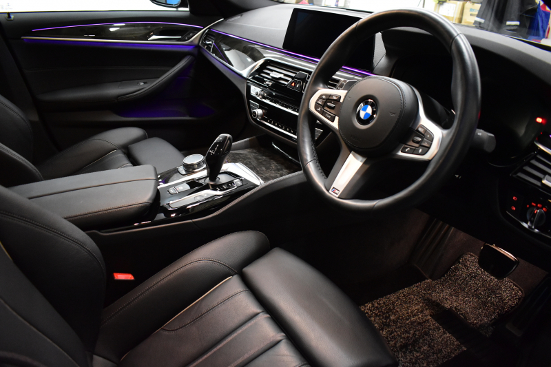 BMW 5シリーズ 523i Mｽﾎﾟｰﾂ 1ｵｰﾅｰ ﾊｲﾗｲﾝP 変更後全面液晶ﾒｰﾀｰﾊﾟﾈﾙ 全席ﾋｰﾀｰ付黒革 HUD LEDﾍｯﾄﾞﾗｲﾄ 追従ACC 車線変更&逸脱警告 衝突軽減B ﾀｯﾁﾊﾟﾈﾙ対応iﾄﾞﾗｲﾌﾞHDDﾅﾋﾞﾌﾙｾｸﾞ 全周囲ｶﾒﾗ3Dﾋﾞｭｰ 電動ﾄﾗﾝｸ 19AW 2年保証