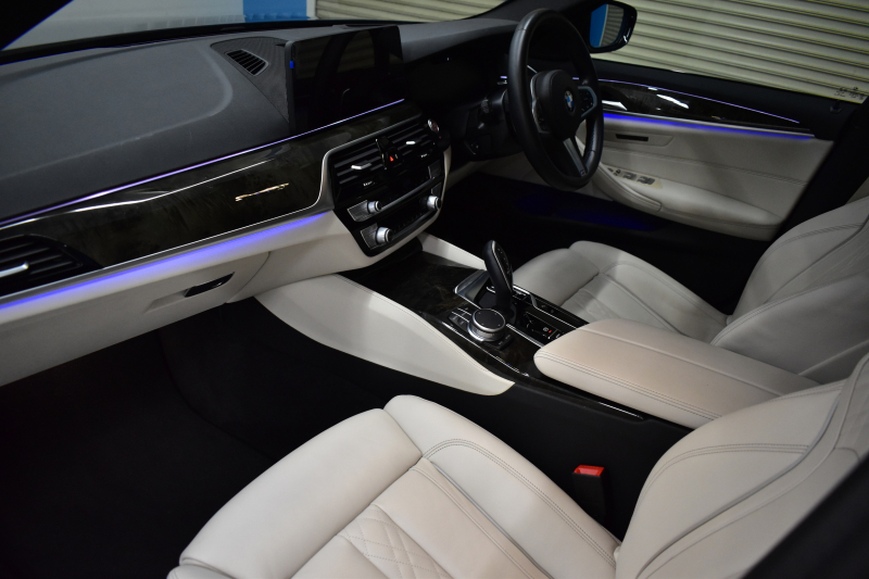 BMW 5シリーズ 523d Xﾄﾞﾗｲﾌﾞ Mｽﾎﾟｰﾂ ｴﾃﾞｨｼｮﾝｼﾞｮｲ+ LCI後期 4WD ｴｸｽｸﾙｰｼﾌﾞﾅｯﾊﾟﾚｻﾞｰP 全席ﾋｰﾀｰ&付ｴｸｽｸﾙｰｼﾌﾞﾅｯﾊﾟ白革 Mperfoemanceｽﾎﾟｰﾂﾌﾞﾚｰｷ 新ﾃﾞｻﾞｲﾝLEDﾍｯﾄﾞﾗｲﾄ 可変ｻｽﾍﾟﾝｼｮﾝ ﾗｲﾌﾞｺｸﾋﾟｯﾄ ACC HUD LCW 3Dﾋﾞｭｰ ﾌﾙｾｸﾞ 2年保証