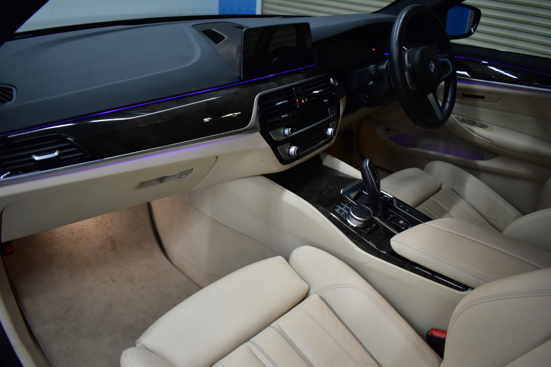 BMW 5シリーズ 530iﾂｰﾘﾝｸﾞ Mｽﾎﾟｰﾂ ﾊｲﾗｲﾝ&ｱﾄﾞﾊﾞﾝｽP 新ﾃﾞｻﾞｲﾝ全面液晶ﾒｰﾀｰ LEDﾍｯﾄﾞﾗｲﾄ 全席ｼｰﾄﾋｰﾀｰ付ﾍﾞｰｼﾞｭ革 追従ACC HUD ﾀｯﾁﾊﾟﾈﾙHDDﾅﾋﾞ 全周囲ｶﾒﾗ3Dﾋﾞｭｰ Pｱｼｽﾄ 車線変更&逸脱&歩行者警告  19AW 2年保証