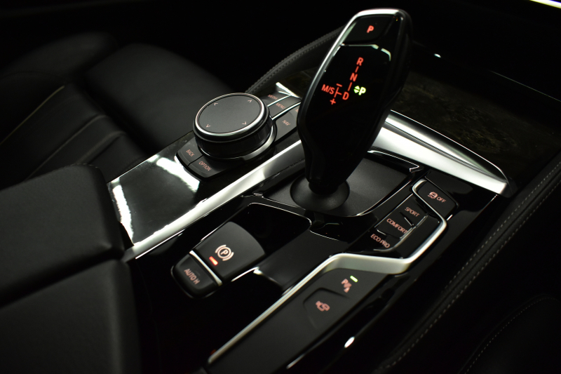 BMW 5シリーズ 523i ﾂｰﾘﾝｸﾞ Mｽﾎﾟｰﾂ 1ｵｰﾅｰ ｾﾚｸﾄ&ﾊｲﾗｲﾝP ﾊﾟﾉﾗﾏｻﾝR 4ｿﾞｰﾝAC 変更後全面液晶ﾒｰﾀｰ Mﾊﾟﾌｫｰﾏﾝｽ20AW 全席ﾋｰﾀｰ付黒革 HUD LEDﾍｯﾄﾞﾗｲﾄ 追従ACC 車線変更&逸脱警告 衝突軽減B ﾀｯﾁﾊﾟﾈﾙHDDﾅﾋﾞ 全周囲ｶﾒﾗ3Dﾋﾞｭｰ ﾊｰﾏﾝｶｰﾄﾞﾝ 電動Rｹﾞｰﾄ 2年保証