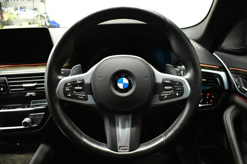 BMW 5シリーズ 523i ﾂｰﾘﾝｸﾞ Mｽﾎﾟｰﾂ 1ｵｰﾅｰ ｾﾚｸﾄ&ﾊｲﾗｲﾝP ﾊﾟﾉﾗﾏｻﾝR 4ｿﾞｰﾝAC 変更後全面液晶ﾒｰﾀｰ Mﾊﾟﾌｫｰﾏﾝｽ20AW 全席ﾋｰﾀｰ付黒革 HUD LEDﾍｯﾄﾞﾗｲﾄ 追従ACC 車線変更&逸脱警告 衝突軽減B ﾀｯﾁﾊﾟﾈﾙHDDﾅﾋﾞ 全周囲ｶﾒﾗ3Dﾋﾞｭｰ ﾊｰﾏﾝｶｰﾄﾞﾝ 電動Rｹﾞｰﾄ 2年保証