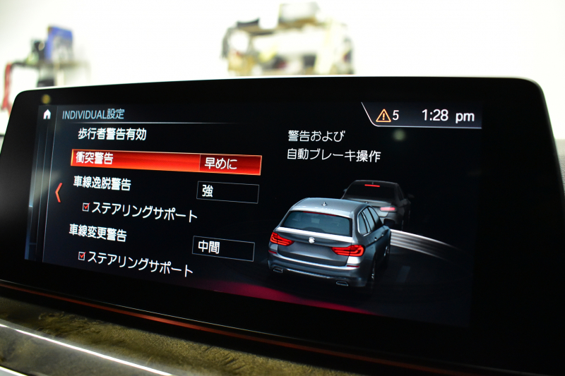 BMW 5シリーズ 523i ﾂｰﾘﾝｸﾞ Mｽﾎﾟｰﾂ 1ｵｰﾅｰ ｾﾚｸﾄ&ﾊｲﾗｲﾝP ﾊﾟﾉﾗﾏｻﾝR 4ｿﾞｰﾝAC 変更後全面液晶ﾒｰﾀｰ Mﾊﾟﾌｫｰﾏﾝｽ20AW 全席ﾋｰﾀｰ付黒革 HUD LEDﾍｯﾄﾞﾗｲﾄ 追従ACC 車線変更&逸脱警告 衝突軽減B ﾀｯﾁﾊﾟﾈﾙHDDﾅﾋﾞ 全周囲ｶﾒﾗ3Dﾋﾞｭｰ ﾊｰﾏﾝｶｰﾄﾞﾝ 電動Rｹﾞｰﾄ 2年保証
