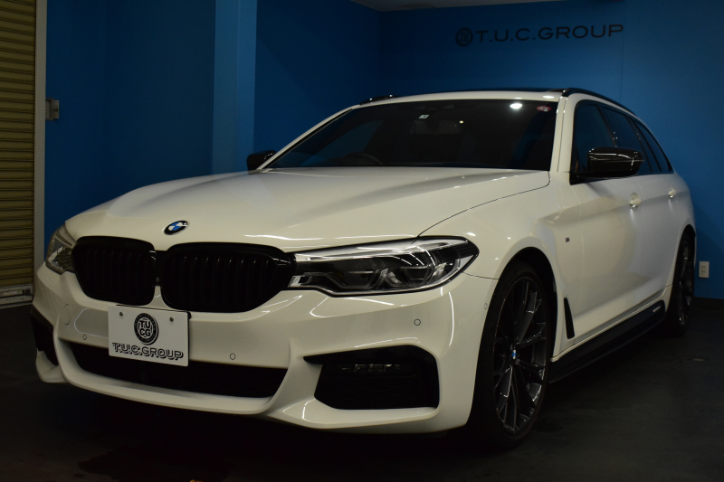 BMW 5シリーズ 523i ﾂｰﾘﾝｸﾞ Mｽﾎﾟｰﾂ 1ｵｰﾅｰ ｾﾚｸﾄ&ﾊｲﾗｲﾝP ﾊﾟﾉﾗﾏｻﾝR 4ｿﾞｰﾝAC 変更後全面液晶ﾒｰﾀｰ Mﾊﾟﾌｫｰﾏﾝｽ20AW 全席ﾋｰﾀｰ付黒革 HUD LEDﾍｯﾄﾞﾗｲﾄ 追従ACC 車線変更&逸脱警告 衝突軽減B ﾀｯﾁﾊﾟﾈﾙHDDﾅﾋﾞ 全周囲ｶﾒﾗ3Dﾋﾞｭｰ ﾊｰﾏﾝｶｰﾄﾞﾝ 電動Rｹﾞｰﾄ 2年保証